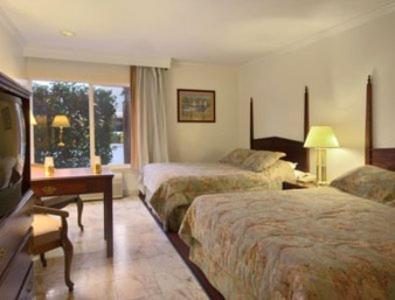 Queen Room with Two Queen Beds - Non-Smoking interior